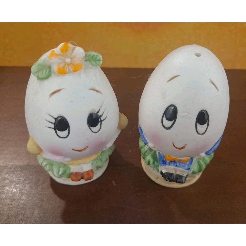 Vintage Anamorphic Egg Salt And Pepper Shakers Mr And Mrs Egg